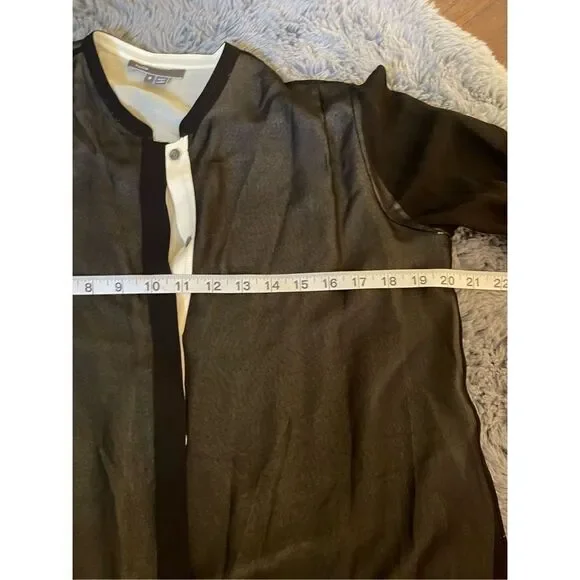 Vince two layered 100% silk button up blouse size 6 - Picture 4 of 6